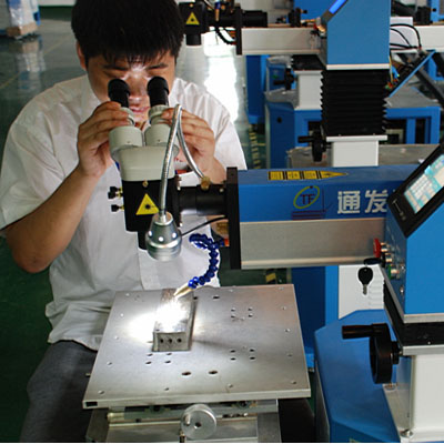 針對稍大模具，可轉向觀察操作