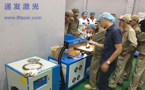 通發(fā)激光為客戶調(diào)試激光設備
